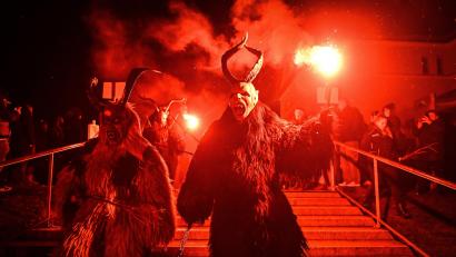 Bild: Florian Miedl/fph
Nichts für schwache Nerven: Wenn die Krampusse aus Vils durch Marktredwitz laufen, schlagen sie schon mal mit ihren geflochtenen Ruten zu.