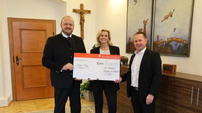 Bild:  Landratsamt Neustadt a.d.Waldnaab / Marcel Weidner
Gerhard Hösl (rechts), Vorstandsvorsitzender der Vereinigten Sparkassen Eschenbach, Neustadt/WN, Vohenstrauß, übergibt 5000 Euro an Andrea Lang von Donum Vitae.