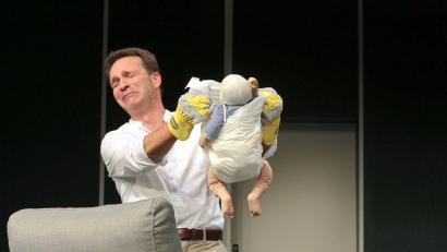 Bild: Dietrich Dettmann
Puh, da hat einer mit dem kleinen Zwerg in "Drei Männer und ein Baby" ganz schön zu kämpfen.