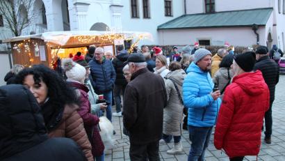 Bild: prh
Sehr gut besucht ist am Sonntag der Weihnachtsmarkt der Vereine am Neustädter Schlossplatz.