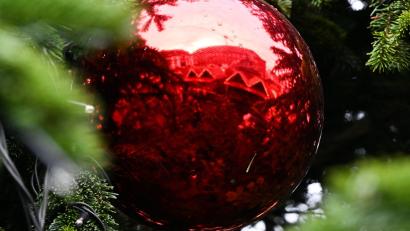 Bild: Federico Gambarini/dpa
In Amerg hat ein 28-Jähriger am Marktplatz eine Christbaumkugel zerstört.