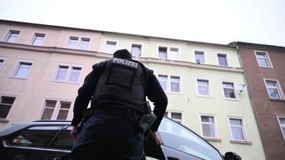 Bild: Robert Michael
In einem Mehrfamilienhaus in Meißen (Sachsen) sind drei Kleinkinder im Alter von einem, zwei und drei Jahren sowie ein 37-jähriger Mann tot gefunden worden.