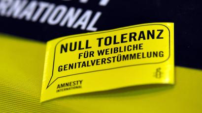 Bild: Arno Burgi
Der Staatsanwaltschaft Amberg liegt ein Gutachten vor, das ein Elternpaar belastet. Es soll die eigenen Töchter schwer im Genitalbereich verletzt haben.