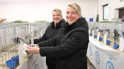 Bild: prh
Maria und Christine Striegl aus Neustadt gehören zu den wenigen jungen Kleintierzüchtern. Sie wurden in ihr Hobby praktisch hineingeboren, da Papa Josef und vor ihm sein Vater Josef mit Leidenschaft Kleintiere züchteten.
