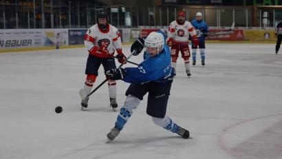 Bild: Dieter Jäschke
Tomas Teuchert (vorne) traf am Sonntag drei Mal für die U20-Junioren des 1. EV Weiden beim 7:6-Sieg nach Verlängerung gegen den EHC Klostersee.