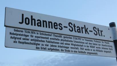 Bild: Jennifer Battaglia
In Poppenricht wurde ein Zusatzschild unter dem Straßennamen angebracht, das die Person Johannes Stark besser einordnet und auf seine antisemitischen Publikationen und die Mitgliedschaft in der NSDAP hinweist.
