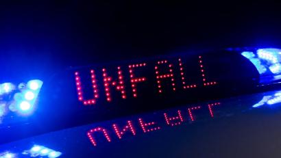Archivbild: Monika Skolimowska
Das Blaulicht auf einem Fahrzeug der Polizei leuchtet in der Dunkelheit, während auf dem Display der Hinweis «Unfall» zu lesen ist.