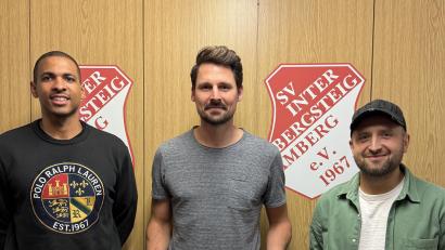 Bild: Dürbeck/exb
Die beiden Trainer Julian Ceesay (links) und Helmut Jurek (rechts) freuen sich über die Verpflichtung von Torjäger Stefan Meisel.