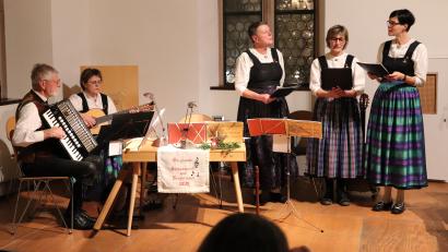 Bild: cog
Die Birgländer Sängerinnen und die Stubenmusik wissen: "Advent is a Leucht'n".