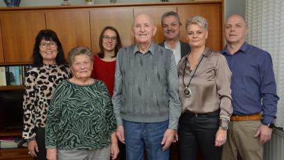 Bild: dob
Man mag es kaum glauben, aber Ludwig Höcker (Mitte) vollendete sein 90. Lebensjahr. Dankbar blickt der Senior auf arbeitsreiche und bewegte Jahre zurück. "Die Zeit verflog viel zu schnell", sagt er.