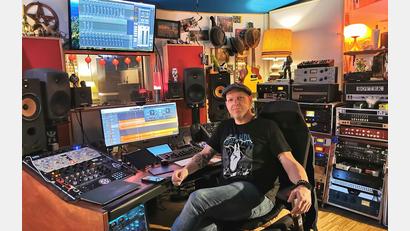 Bild: Portner
Hermann Utz sitzt am Mixing-Desk in seinem Tonstudio „Recording Hill“ in Schönsee. Das kleine Glasfenster gibt den Durchblick zum Aufnahmeraum frei.
