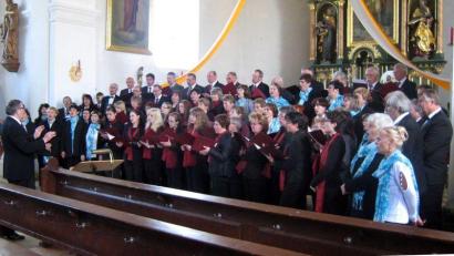 Bild: Hubert Reimer/exb
Die beiden Chöre Marienbad und Schönsee bei einem gemeinsamen Konzert in Schönsee.