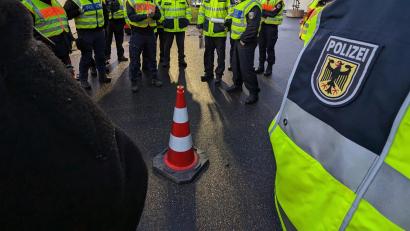 Bild: Bundespolizei
Gefälschte Dokumente und Haftbefehle: Die Beamten der Bundespolizeiinspektion Waidhaus nahmen am Wochenende gleich sechs Personen fest.
