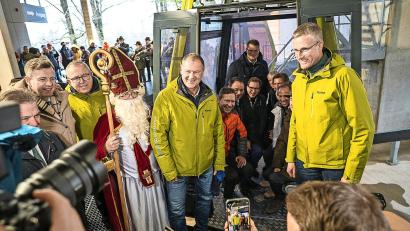 Bild: Eric Waha/fph
Da ist der Andrang groß: Alle freuen sich über die Eröffnung der neuen Seilbahn auf der Ochsenkopf-Südseite. Auch wenn die Bahn am Eröffnungstag wegen starker Windböen nicht fahren konnte.