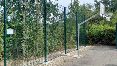 Archivbild: Gemeinde Freudenberg
Die Jugendlichen hatten sich im Zuge der Initiative "Sag wAS Freudenberg" einen Basketballkorb beziehungsweise eine Streetball-Anlage gewünscht. Dank der finanziellen Unterstützung durch das Regionalbudget konnte die Gemeinde Freudenberg diesen Wunsch erfüllen.