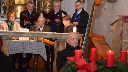 Bild: bnr
Die "Ehenfelder Sänger" und die "Wernberger Stubenmusi" stimmen beim Altbayerischen Adventssingen in der St. Anna Kirche auf Weihnachten ein.