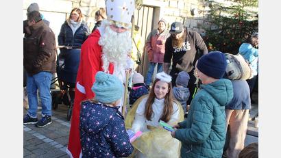 Bild: soj
Der Nikolaus und das Christkind bescheren wieder die Kleinen.