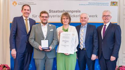Bild: Hauke Seyfarth/StMELF/exb
Die Holzofenbäckerei Schmid aus Kulmain gehört zu den 20 besten Handwerksbäckereien in Bayern. Über die Auszeichnung freuen sich (von links) Landesinnungsmeister Heinrich Traublinger, Wolfgang und Petra Schmid, stellvertretender Landrat Günter Kopp sowie Hubert Bittlmayer, Amtschef des Staatsministeriums für Ernährung, Landwirtschaft, Forsten und Tourismus.