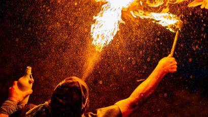 Archivbild: Robert Christ/exb
Mit vielen spektakulären Effekten begeistern die Feuerkünstler von „Drachenherz“ bei ihren Auftritten. Auch bei der Dorfweihnacht zeigten sie eine Show.