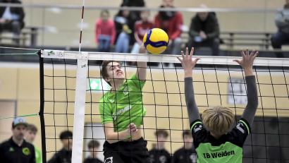 Bild: Hubert Ziegler
Lukas Franz (links) vom VC/DJK Amberg befördert in dieser Szene mit einem kräftigen Schmetterschlag den Ball in die Hälfte des TB Weiden. Die Amberger holten sich den Oberpfalztitel der U18.