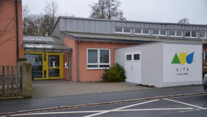 Bild: ak
Um die Eltern der derzeit täglich verpflegten 133 Kinder im Kinderhaus „LiLaLöhle“ (Bild) und „Sonnenhügel“ nicht weiter finanziell zu belasten, gilt die Erhöhung des Mittagessenentgelts nicht. Die Erhöhung übernimmt künftig die Familienförderung der Stadt.