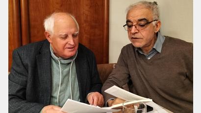 Bild: Reinhold Malzer/exb
Seniorenbeauftragter Reinhold Malzer und Schriftsteller Nevfel Cumart besprechen bei der Sitzung des Seniorenbeirats, wie das Projekt "Erlebtes bewahren" umgesetzt werden kann.