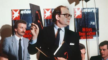 Bild: Chris Pohlert/dpa
„Stern“-Reporter Gerd Heidemann präsentierte 1983 auf einer Pressekonferenz des Hamburger Magazins „Stern“ die angeblichen Hitler-Tagebücher. (Archivbild)