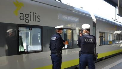 Symbolbild: Bundespolizei
27-Jähriger beschimpft und bespuckt Bundespolizisten, nachdem er betrunken mit der Bahn gefahren ist.