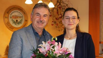 Bild: Hirsch
Die 36-jährige Bianca Heistrüvers bewirbt sich für die ÖDP um das Bundestags-Direktmandat. Kreisvorsitzender Alfred Damm gratulierte zur Nominierung mit einem Blumenstrauß.