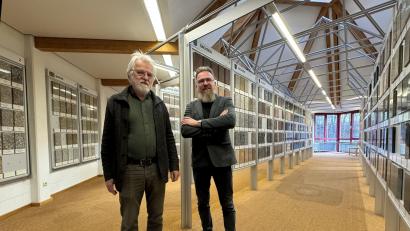 Bild: Matthias Bäumler/fph
Der frühere Leiter des Natursteinarchivs, Reinhard Kögler (links), und der Chef des Steinzentrums, Thomas Laubscher, wollen die Sammlung für weite Kreise zugänglicher machen.