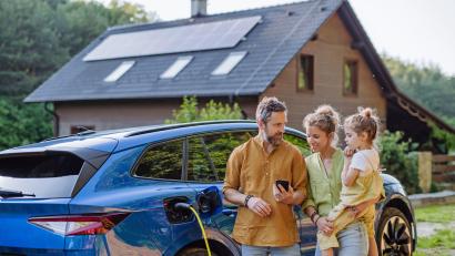 Symbolbild:  DJD/E.ON/Getty Images/Halfpoint
Die Photovoltaikanlage für Solarstrom am Dach und das Elektroauto im Hof: Jeder Einwohner von Sulzbach-Rosenberg kann zur Energiewende beitragen. Dafür gibt es jetzt auch kostenlose Beratung durch einen Energiecoach.