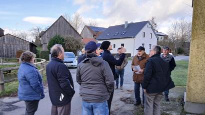 Bild: ror
Die Dorfbewohner von Maztlesrieth wollen ihre Kapelle zum 125-jährgen Jubiläum im kommenden Jahr renovieren. Sie trafen sich mit den Behördenvertretern der Stadt Weiden und der Denkmalpflege, um deren Zustimmung zu erhalten. Sie gaben „grünes Licht“.