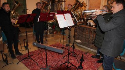 Bild: kro
Ins Programm des Adventssingens brachte sich unter anderem die fünfköpfige Bläsergruppe der Münchenreuther Bauernkapelle mit Leiter Peter Fuhrmann (Zweiter von links) ein.
