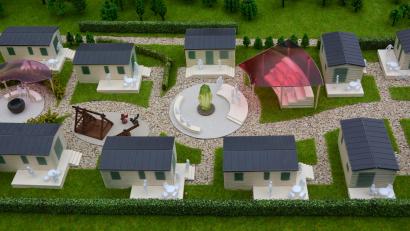 Archivbild: jr
Auf einem Modell, angefertigt von den Architekten Anton Dornheim und Rüdiger Reichenberger, ist im Detail zu erkennen, wie der geplante Tiny-House-Park beim Freibad in Mitterteich einmal aussehen soll.