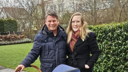 Bild: privat
Benjamin und Loreen Zeitler bei einem ersten Ausflug mit Kinderwagen. Unterwegs gratulierte auch Pfarrer Jeschner zur Geburt von Töchterchen Livia.