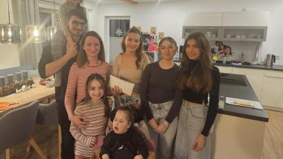 Bild: Sabrina Wenzl/exb
Freuen sich über die gelungene Spendenaktion (von links): Pauline, Dominik, Stefanie und Louisa Artmann sowie Elisa Wenzl, Anna Friedl und Emilia Jaspers. Vorne Frieda Artmann.