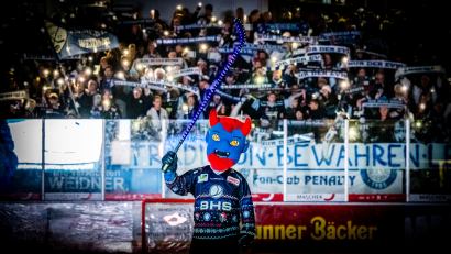 Bild: Tobias Neubert/exb
Die Zukunft des Eishockeystandorts Weiden entwickelt sich positiv, das übergeordnete Ziel einer nachhaltigen Sicherung ist jedoch noch nicht erreicht. Während der Erhalt des Stammvereins zunehmend in Sichtweite rückt, arbeiten die Verantwortlichen mit Hochdruck daran, auch für die Blue Devils Spielbetriebs GmbH eine nachhaltige Zukunft zu sichern.