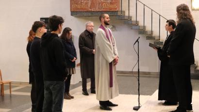 Bild: Corinna Groth
Dekanin Ulrike Dittmar (Zweite von rechts) und Matthias Rössle von der Diakonenbruderschaft Rummelsberg (rechts) führen Robert Sesselmann (Mitte) in seinen Dienst als Gemeinde- und Jugenddiakon ein. Mit im Bild die Assistenten bei der Zeremonie.