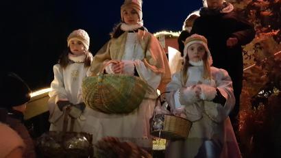 Bild: gi
Da leuchten die Kinderaugen, als das Christkind mit seinen Engeln kommt. Es hat auch Geschenke dabei.