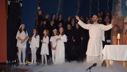 Bild: fla
Am Wochenende fand in der ausverkauften Turnhalle die Premiere des Weihnachtsmusicals "Sternstunde in Bethlehem" statt. Die Geschichte um die Geburt Christi wird erzählt von den Sternen Stella, Tana, Lele, Figaro und Schira.