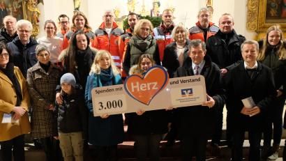 Bild: le
Die Volksbank Raiffeisenbank Nordoberpfalz Floß überreicht den Vertretern der Kirchengemeinden, Kindergärten und Vereine jeweils eine finanzielle Unterstützung.