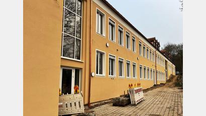 Bild: jp
Die Sanierung der Kastler Volksschule ist außen komplett und innen so gut wie fertiggestellt. Der Einzug kann voraussichtlich im Frühjahr 2025 erfolgen.