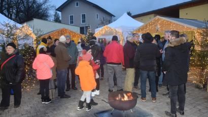 Bild: fz
Eine Tasse Glühwein inmitten der schön beleuchteten Buden. Dafür kam man sogar bis aus Irchenrieth hoch.