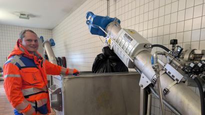 Bild: pz
Sven Ollermann im Betriebsgebäude der Waldsassener Kläranlage. Dort wird das Abwasser mit einem Rechen grob mechanisch gereinigt und das Sammelgut über eine mechanische Schnecke direkt in einen Müllsack befördert.