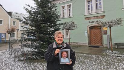 Bild: Portner
Jutta Vaas-Kornprobst und ihr verstorbener Mann Richard haben den Christbaum für den Schönseer Rathaus-Vorplatz gespendet. Ein kleines Passfoto mit der Aufschrift „In Liebe, Jutta“ hat die Witwe laminiert und zwischen die Zweige gehängt.
