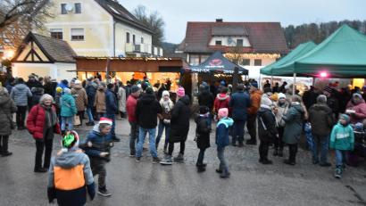 Bild: no
Das trockene Wetter am Sonntagnachmittag nutzten viele zu einem Besuch der Dorfweihnacht.
