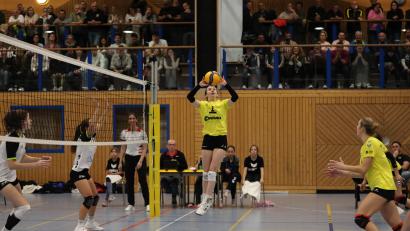 Archivbild: Andreas Emmel
Die Volleyballerinnen des SV Hahnbach (hier rechts/Szene aus einem früheren Spiel) verloren beim Tabellenzweiten Sonthofen mit 1:3.