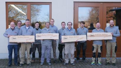 Bild: Roman Koska/exb
Firmenchef Manfred Philipp (links) und Junior-Chef Roman Koska (rechts) dankten Stefan Lorenz (von links mit Namensholzbrett), Rainer Philipp, Klaus Weber und Andreas Philipp für ihre Betriebszugehörigkeit.