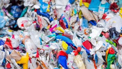 Symbolbild: Rolf Vennenbernd/dpa
Jedes Jahr werden in Deutschland mehr als sechs Millionen Tonnen Kunststoff-Abfälle verwertet. Dazu trägt das Wertstoff-Recycling bei, das auch der Landkreis Schwandorf betreibt.