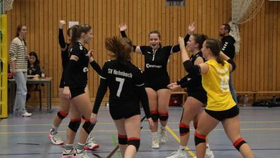Bild: Andreas Emmel
Jubel bei den U18-Volleyballerinnen des SV Hahnbach. Sie gewann bei der Oberpfalzmeisterschaft souverän den Titel.